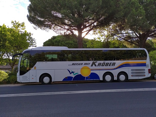 Reisebus in Südfrankreich bei Sonnenuntergang