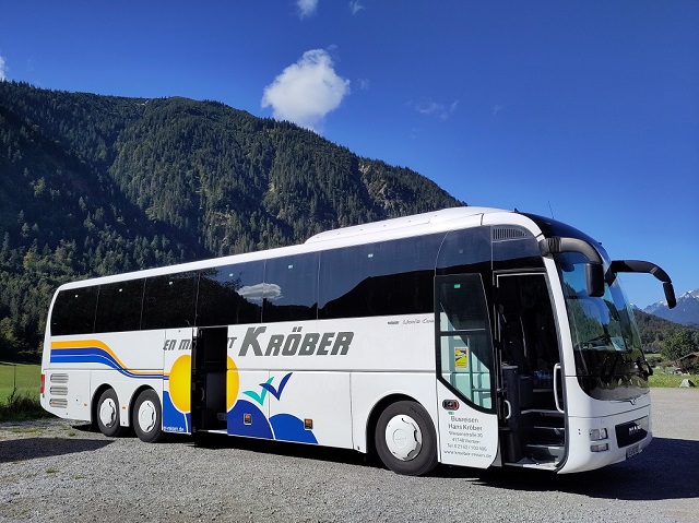 Reisebus vor einem bayrischen Berg